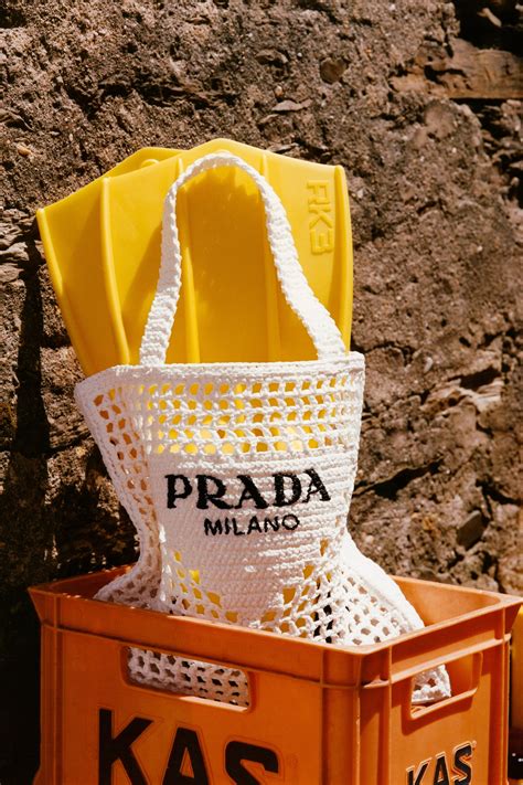 El bolso oficial del verano es de rafia (y lo firma Prada).